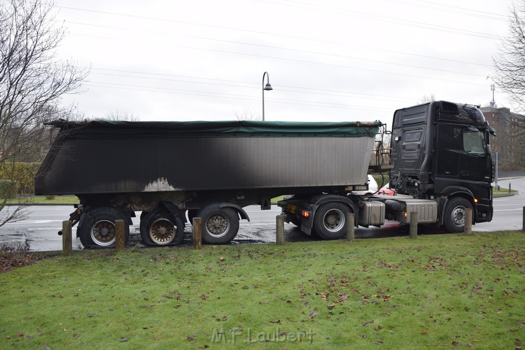 Auto 1 Reifenbrand LKW Koeln Porz Gremberghoven Ratherstr P16.JPG - Miklos Laubert